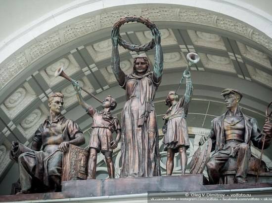 «Апофеоз труда» в обновленном виде вернулся на здание вокзала в Волгограде