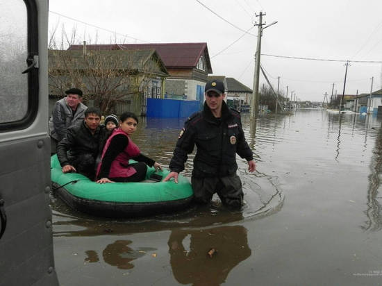 Жителям подтопленных районов Волгоградской области пенсию доставляют на лодках