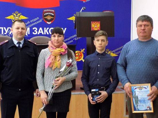 Камышинских школьников наградили за помощь в поимке преступников