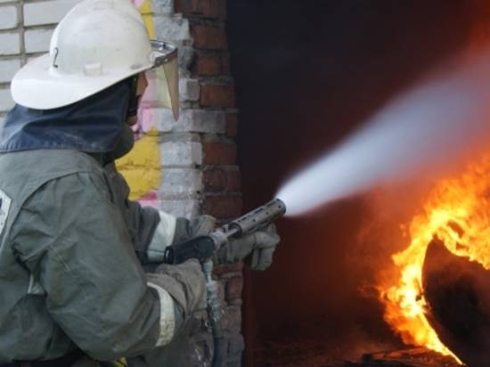 На юге Волгограда вместе с гаражом сгорела китайская иномарка