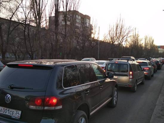 В Волгограде машины встали в пробке между Первой и Второй продольными
