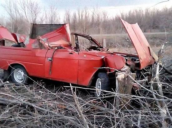 В Волгоградской области легковушка влетела в трактор – двое в больнице