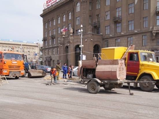 Дорожники отфрезеровали покрытие улицы Мира в Волгограде