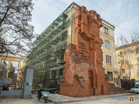 Дом Павлова в Волгограде одели в строительные леса