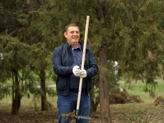 Волгоградские депутаты с граблями вышли на улицы города