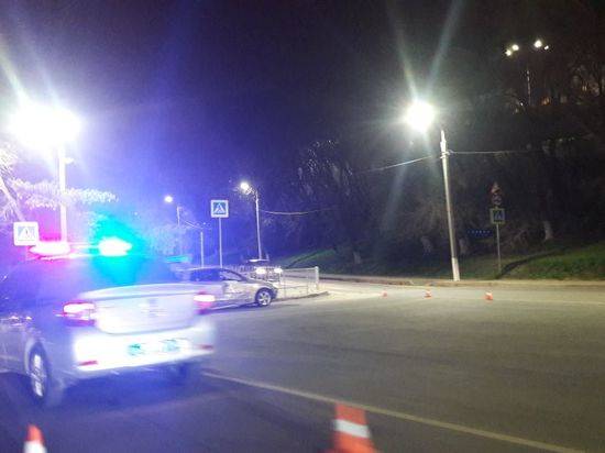 На набережной две девушки на скутерах врезались в иномарку