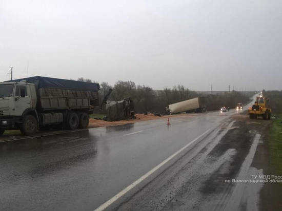 Под Волгоградом столкнулись фуры: погиб водитель