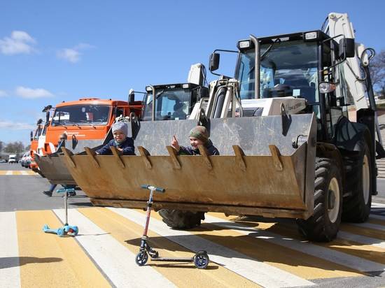 В Волгограде на набережной показали коммунальную технику