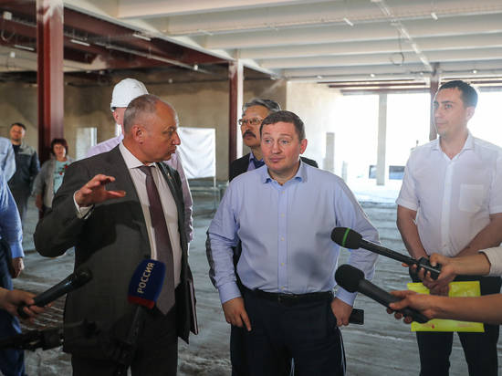 Андрей Бочаров инспектирует строительство Центра культурного развития в Урюпинске