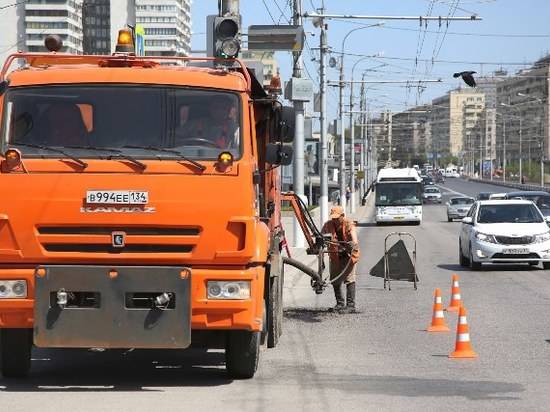 В Волгограде подрядчик по гарантии убирает недочеты на дорогах