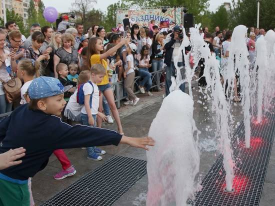 Миллионы светодиодов и десятки столбов воды: в Волгограде открыли сухой фонтан