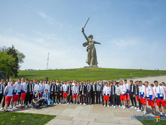 В Волгограде юные футболисты сборных России и Германии вместе посетили Мамаев курган