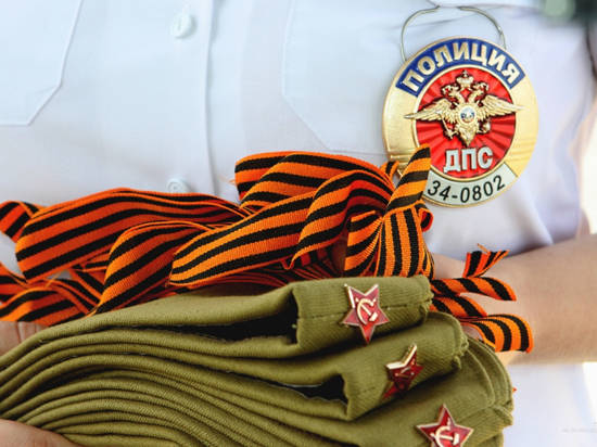 Инспекторы в Волгограде дарили водителям георгиевские ленточки