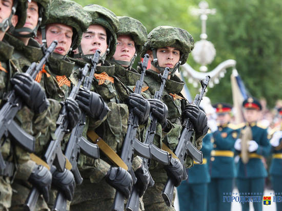 Рота почетного караула и легендарный Т-34: самые яркие моменты парада Победы в Волгограде