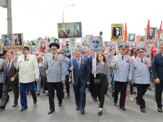 К акции «Бессмертный полк» в Волгограде присоединился Андрей Бочаров
