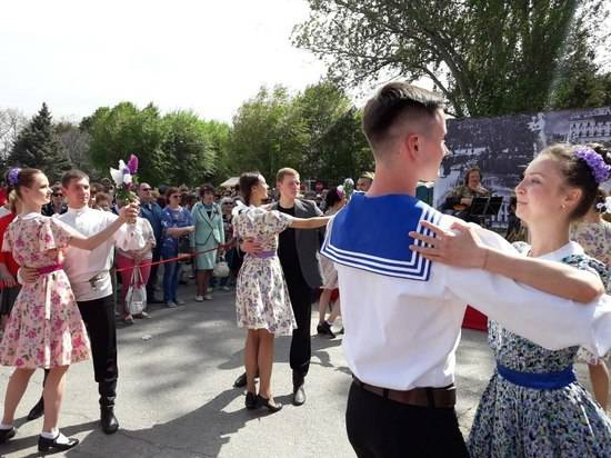 Волгоградцы танцуют на Центральной набережной «Случайный вальс»