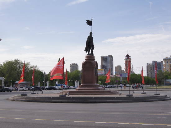 Ко Дню Победы Волгоград украсили 570 праздничных флагов и баннеров