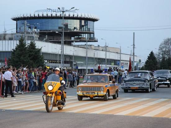 Ретроавтомобили отправились в колоннах парада Победы «Наследники Сталинграда»