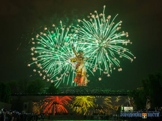 На Мамаевом кургане масштабная видеоинсталляция завершилась грандиозным салютом