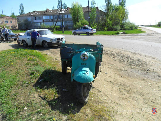 На севере Волгоградской области мужчина перевернулся на мотороллере старше себя
