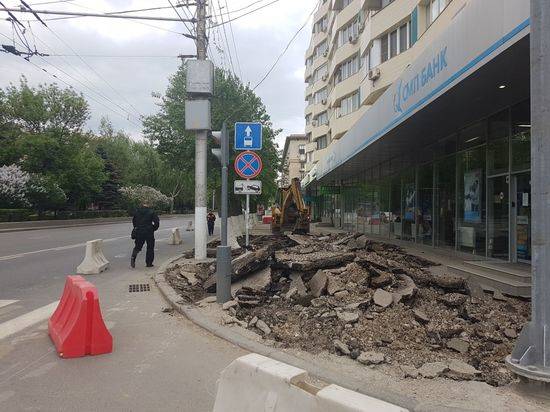 На пешеходной зоне проспекта Ленина убирают старые покрытие и плитку