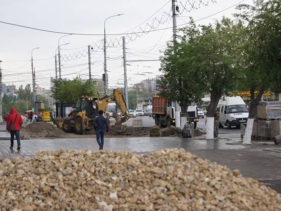 Пешеходную зону проспекта Ленина выложат новой плиткой  и украсят растениями