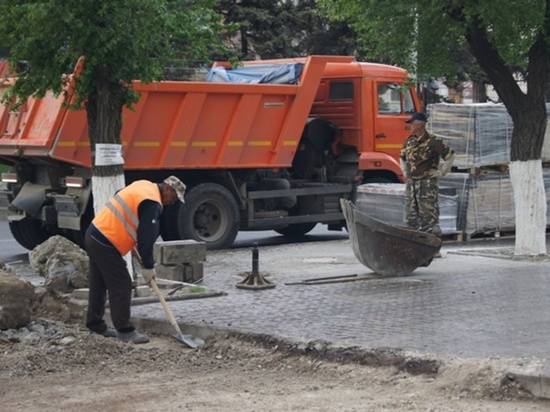 С тротуаров улицы Комсомольской снимают старый асфальт