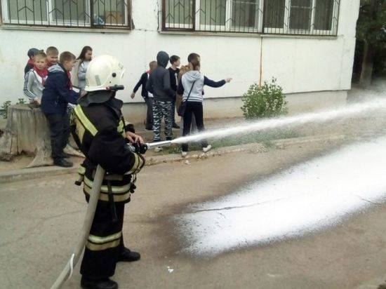 Волгоградские спасатели показали свою технику школьникам