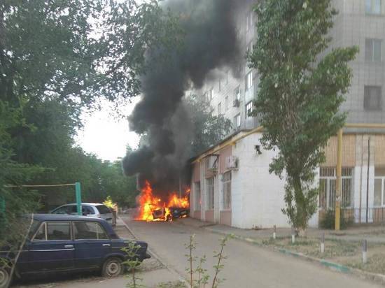 Из-за пылающего авто эвакуировали пациентов стоматологии в Волгограде