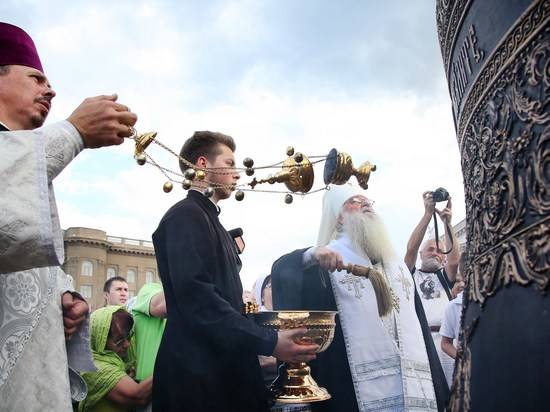 В Волгограде освятили колокола храма Александра Невского