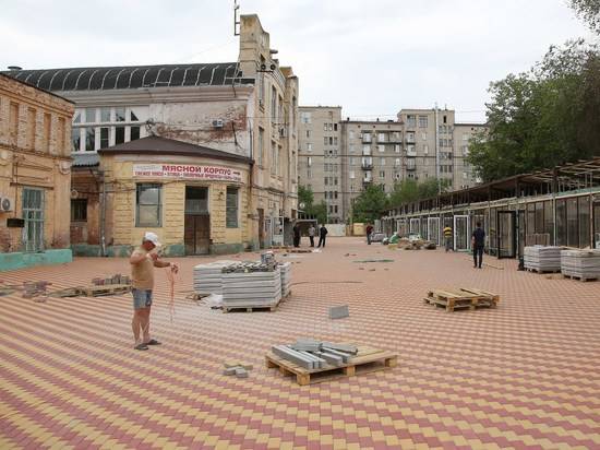В Волгограде завершают мощение пешеходной зоны у Центрального рынка