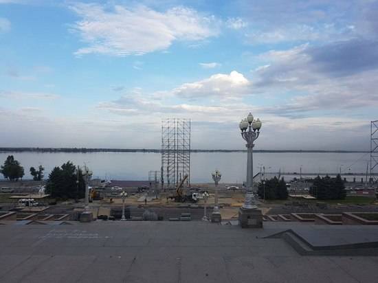 В Волгограде на набережной возводят конструкции для установки экрана