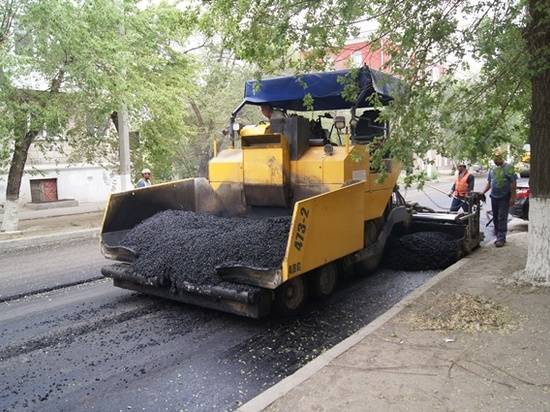 На улице Пражской в Волгограде укладывают финишный слой асфальтобетона