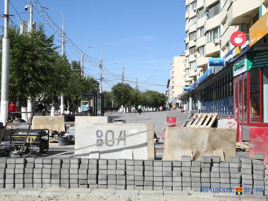 В центре Волгограда «Современник» одевают в брусчатку