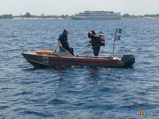 Водолазы достали из Волги тело одного из утонувших мужчин