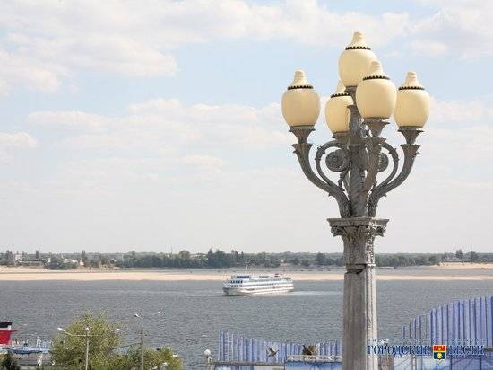 В Волгограде напротив Дома профсоюзов ставят фонарные столбы