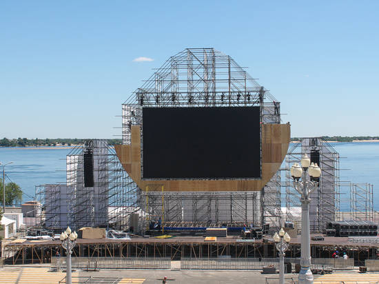 На площадке фан-феста в  Волгограде установили 9-метровый экран