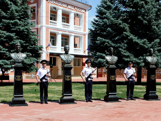 В Волжском на Аллее Памяти увековечили имена погибших стражей порядка