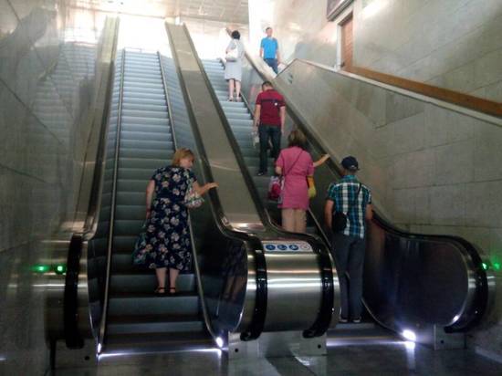 Пассажиры волгоградского метротрама оценили новые эскалаторы на «Пионерской»