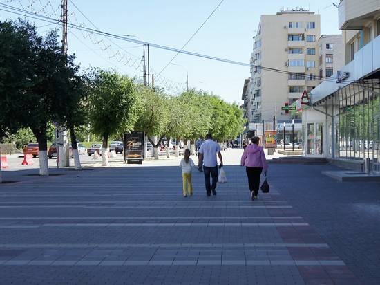 В Волгограде на проспекте Ленина завершают обновление покрытия на пешеходной зоне