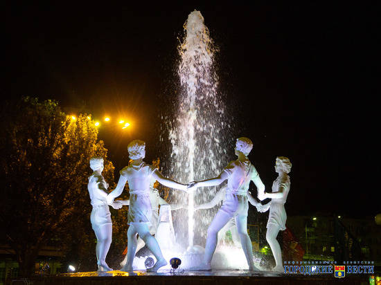 В Волгограде отреставрированный фонтан «Детский хоровод» заиграл новой подсветкой