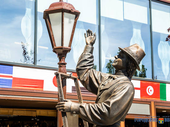 В центре Волгограда «поселился»  бронзовый фонарщик