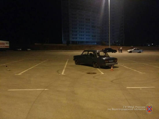 20-летнюю девушку сбили на парковке у гипермаркета в Волгограде
