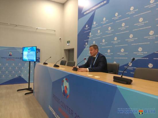 Андрей Бочаров во время рабочей поездки инспектирует пресс-центр ЧМ-2018