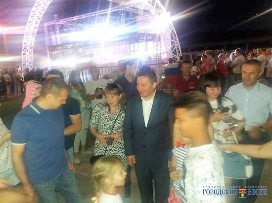 Андрей Бочаров 40 минут общался с волгоградцами на открытии нового парка