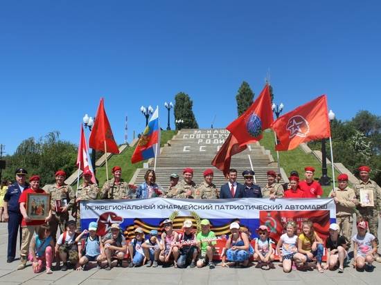 В Волгограде участники патриотического автопробега развернули Знамя Победы на Мамаевом кургане