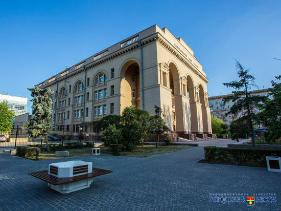 Площадки с удобными лавочками обустроили в центре Волгограда