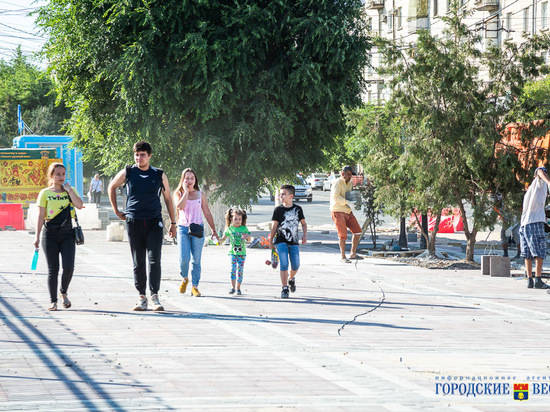 На улице Краснознаменской в Волгограде уложили 1,8 тысяч квадратных метров плитки