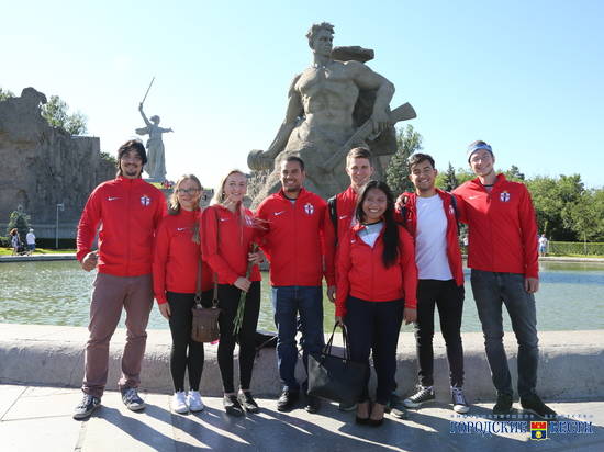 Болельщики из Англии знакомятся с историей Волгограда на Мамаевом кургане