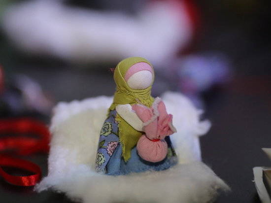 Волгоградских журналистов научили мастерить славянские куклы